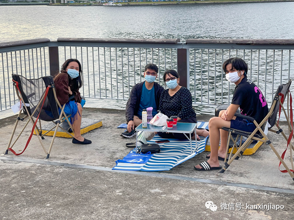 捕獲野生李顯龍與夫人看大海、逛公園、玩自拍