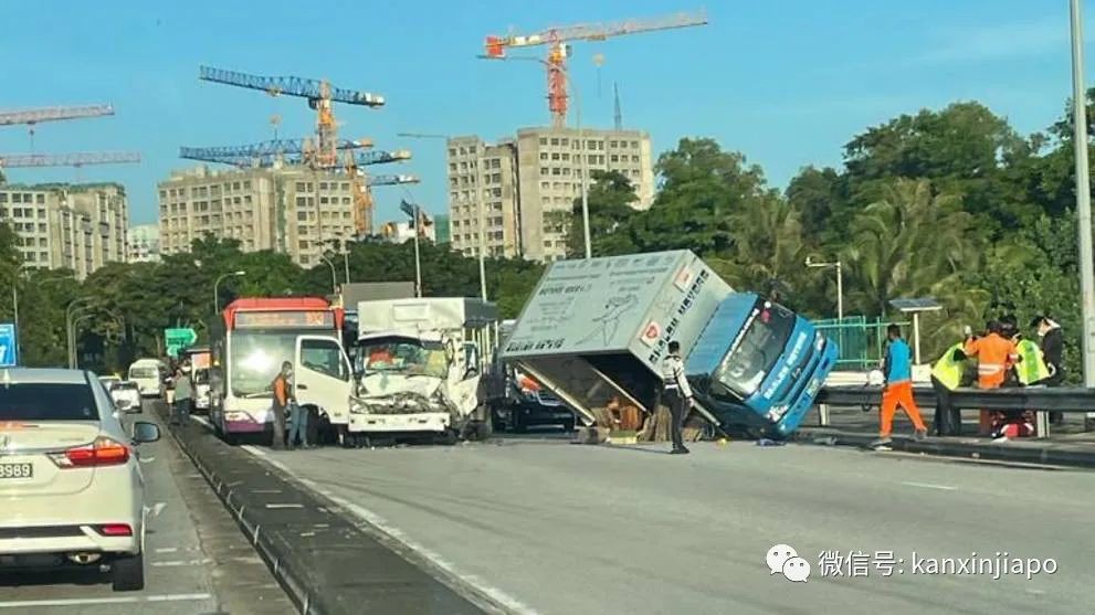 貨車相撞翻了，自行車騎士看熱鬧，下一秒撞入車窗