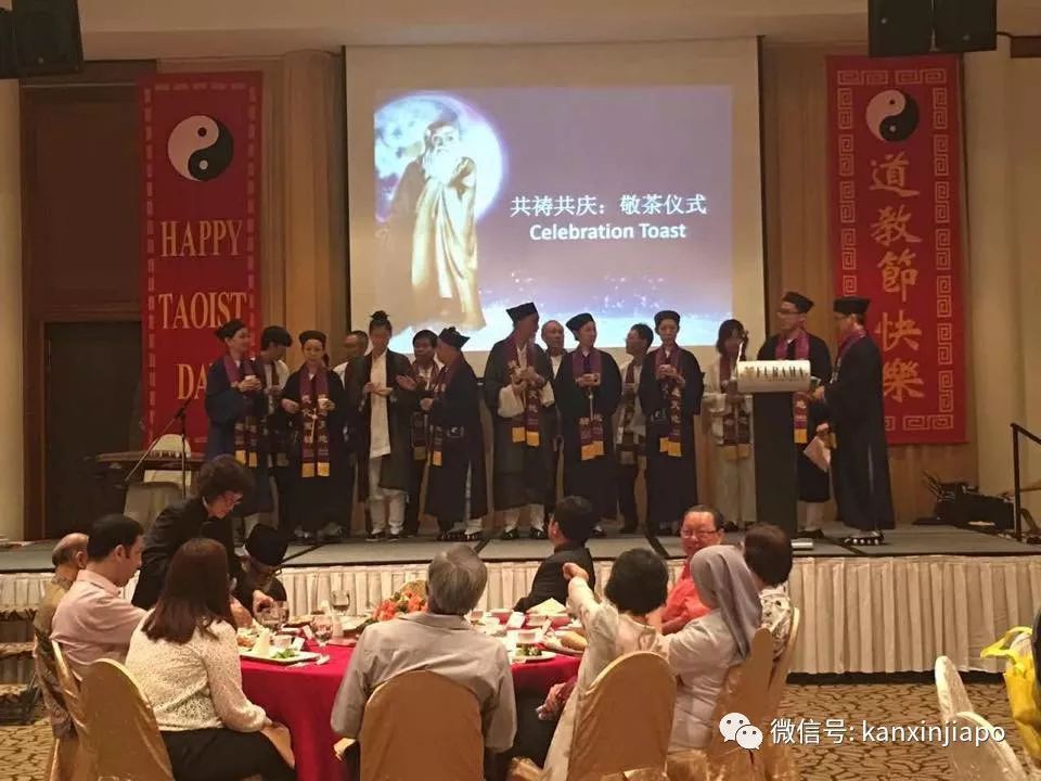 印族男子家中進行宗教儀式，華族鄰居門口“幫忙”敲鑼打鼓