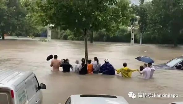 鄭州暴雨已致12人死亡，出動解放軍救援，自救指南得知道！