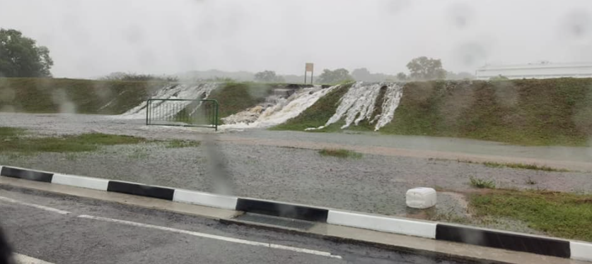 新加坡突降暴雨，全島多處淹水！多輛車受困，驚動民防部隊緊急救援