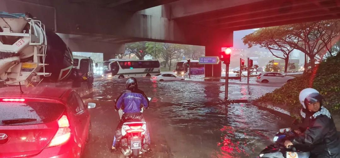 新加坡突降暴雨，全島多處淹水！多輛車受困，驚動民防部隊緊急救援