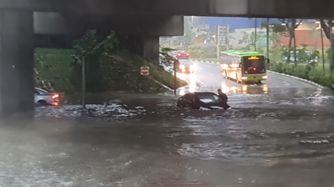 新加坡突降暴雨，全島多處淹水！多輛車受困，驚動民防部隊緊急救援