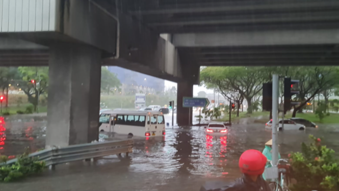 新加坡突降暴雨，全島多處淹水！多輛車受困，驚動民防部隊緊急救援