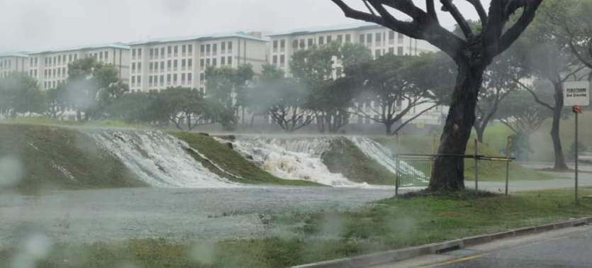 新加坡突降暴雨，全島多處淹水！多輛車受困，驚動民防部隊緊急救援