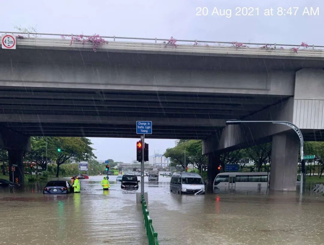 新加坡突降暴雨，全島多處淹水！多輛車受困，驚動民防部隊緊急救援