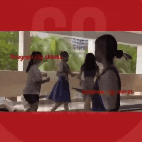 震驚全島！校服女生被人狠拍、拽頭發、猛踹...新加坡停車場驚現惡性霸淩事件