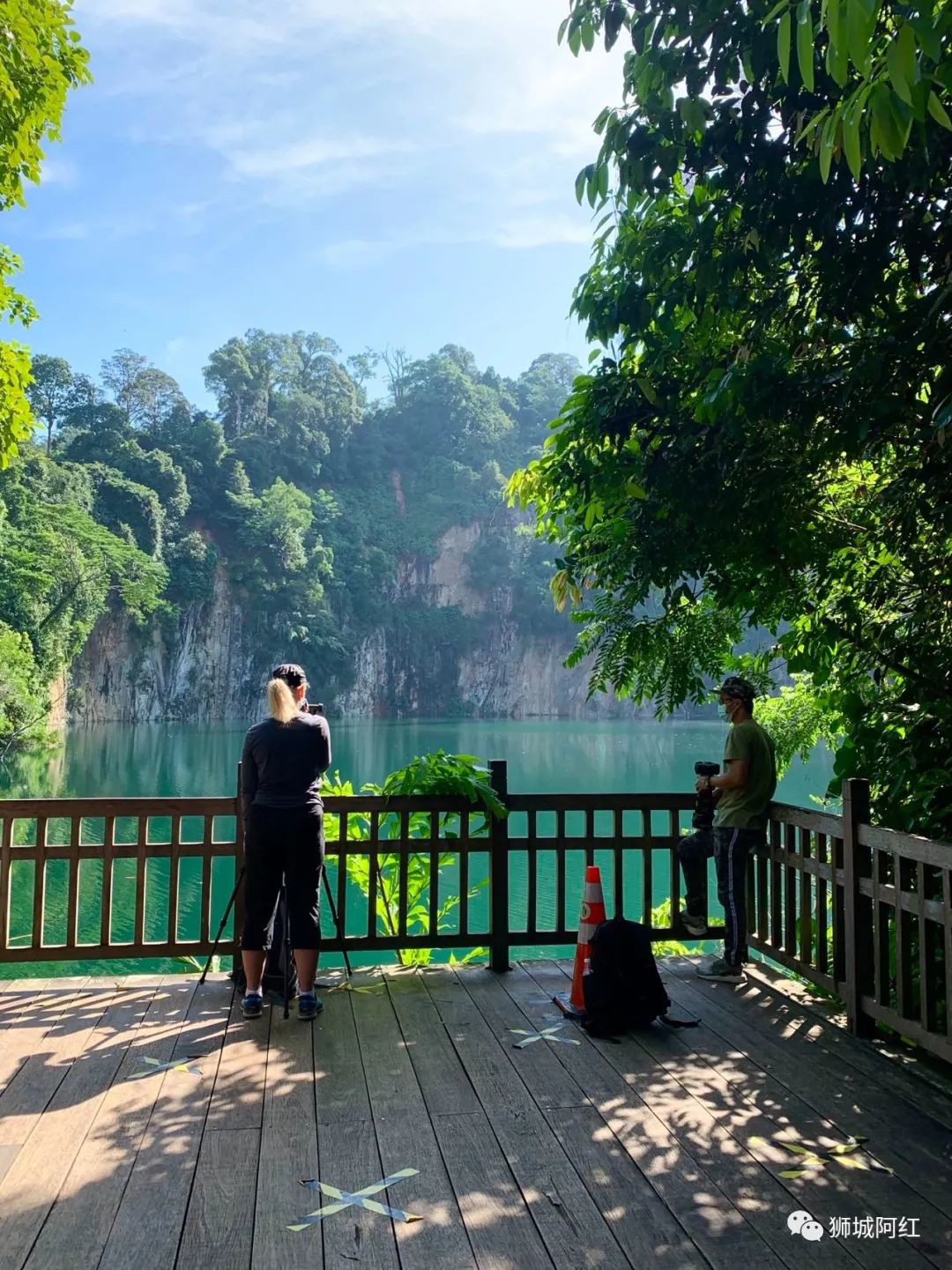 “我登上了新加坡的最高峰，還看到了九寨溝”